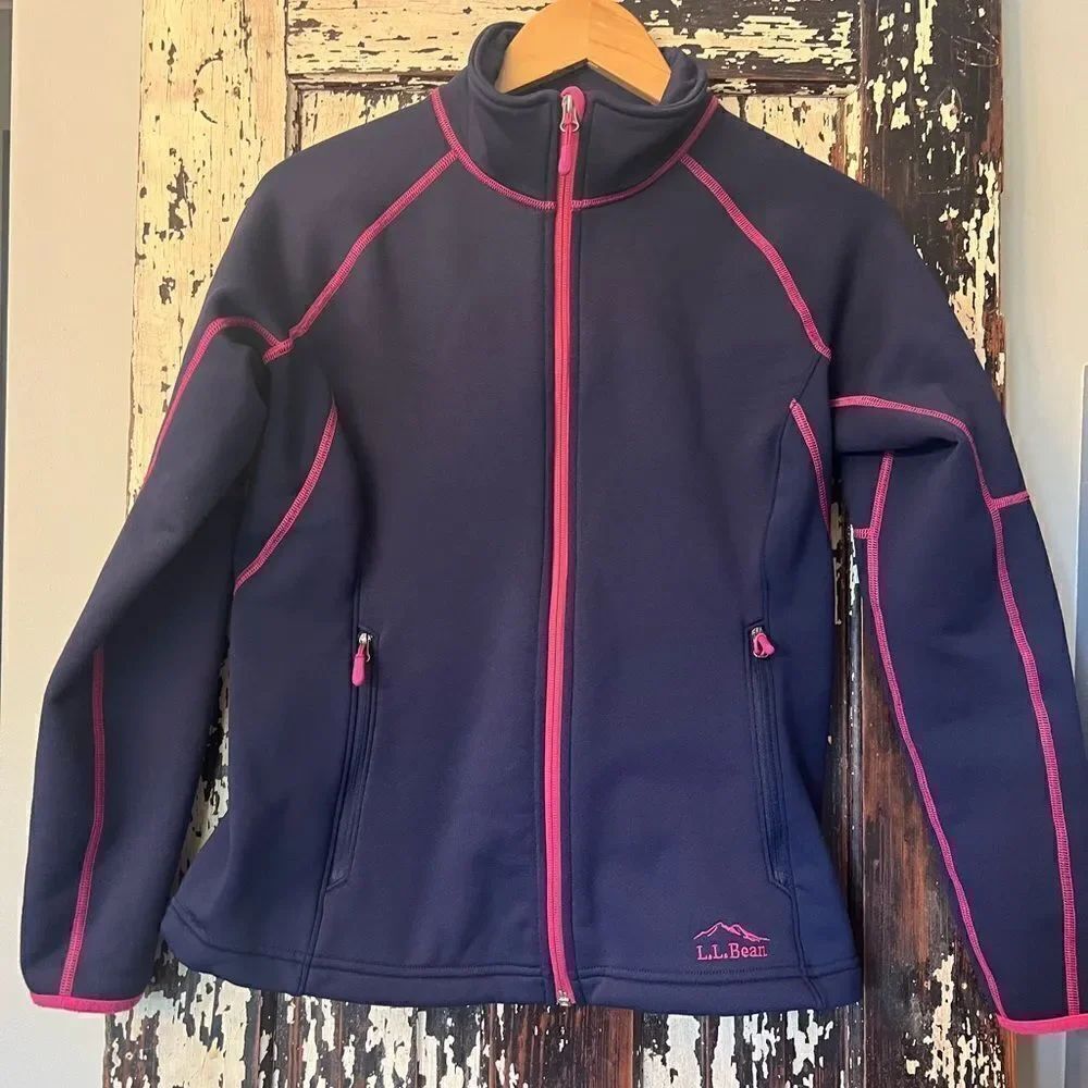 Women’s LL Bean lightweight polyester track sports jacket w pink trim piping.